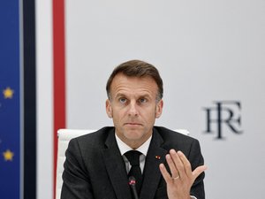 Guerre au Moyen-Orient : Emmanuel Macron annonce la mort d'un soldat français au Liban, le chef de l'État accuse le Hezbollah