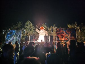 Une rave party s'installe en Aveyron : environ 700 participants, gros dispositif de sécurité déployé pour limiter l'accès au rassemblement illégal