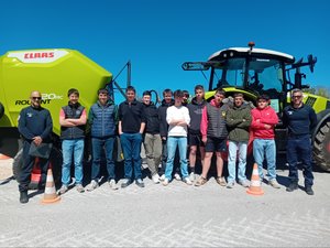 Ce camion sillonne les établissements scolaires pour enseigner la conduite d'engins agricoles, les jeunes aveyronnais en ont profité