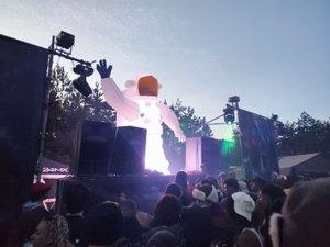 Rave party en Aveyron : les teufeurs ont quitté les lieux sans incident majeur ce lundi, mais plus de 1 000 infractions ont été relevées