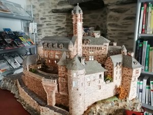 L'image du jour : la maquette géante de ce château de l'Aveyron s'expose pendant les vacances
