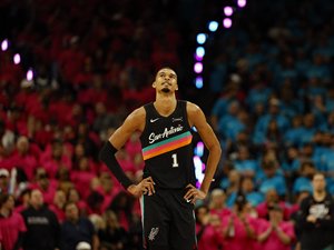 Victor Wembanyama continue de marquer les esprits : le basketteur français a été sacré défenseur de l'année en NBA... et à l'unanimité !