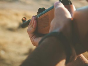 Il tire à la carabine sur un groupe de jeunes enfants en proférant des insultes racistes, ce voisin problématique n'en était pas à sa première agression