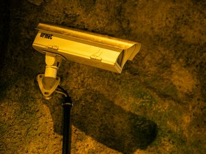 Ses caméras de vidéosurveillance filment le vol de son salon de jardin, il demande sur Facebok qu'on lui rende le matériel