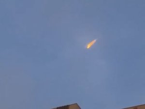 Ni une météorite, ni des débris : l'improbable origine de ce trait de feu qui a fendu le ciel lundi soir