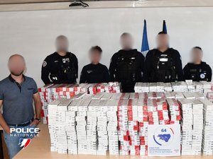 Elles se baladaient dans la gare avec huit valises pleines à craquer, mais ce n'était pas pour des vacances...