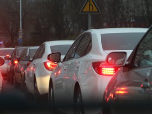Prix des carburants : 3 millions de "grands rouleurs" vont bénéficier d'une réduction de 20 centimes par litre, annonce Sébastien Lecornu