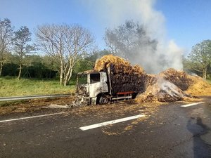 VIDÉO. Un camion chargé de paille prend feu sur l'autoroute A75 au niveau du Pas de l'Escalette, la circulation perturbée