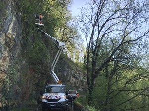 VIDÉO. "Il vaut mieux qu'elle tombe comme ça plutôt qu'avec quelqu'un dessous" : 234 m de travaux sur la falaise, 15 km de détour, Rodelle un peu plus coupé du monde