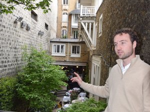 "Un véritable havre de paix au coeur de Paris" : Thomas Mousset donne la part belle à La Démocratie dans les locaux de l'ancien journal, un lieu chargé d'histoire