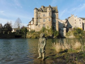 VIDÉOS. Après les crues, la statue du scaphandrier avait disparu dans les eaux du Lot, quatre mois après, elle réapparaît