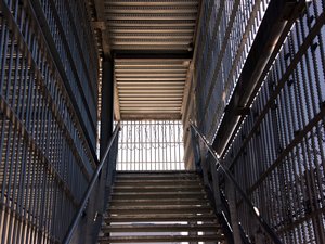 Coups de couteau à Espalion : deux mis en cause, âgés de 23 et 25 ans, placés en détention provisoire