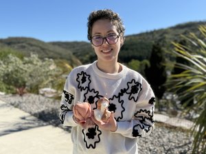 VIDÉO. "On se rend compte de la valeur de la vie" : à 20 ans, Angèle, touchée par un cancer, le lymphome de Hodgkin, a lancé en Aveyron son association pour apporter une lueur d'espoir aux malades