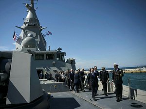 "Au cas où un État membre serait l'objet d'une agression armée sur son territoire", la clause d'assistance mutuelle de l'Union européenne est sans ambiguïté, dit Emmanuel Macron