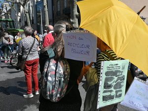 VIDÉO. "Nous ne voulons pas que notre territoire soit souillé" : à Millau, 200 opposants et une tonne à lisier contre l'usine Cyclamen