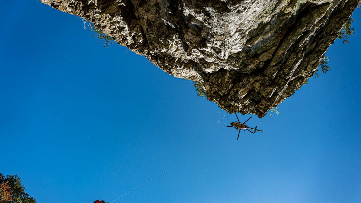 Il fait une chute en randonnée dans un lieu escarpé, plus possible de marcher, un hélicoptère doit intervenir