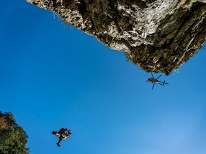 Il fait une chute en randonnée dans un lieu escarpé, plus possible de marcher, un hélicoptère doit intervenir