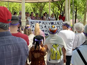"Marchons pour toutes" : en Aveyron, 350 personnes ont participé à la marche blanche contre les violences faites aux femmes un mois après le double féminicide du Portugal