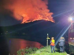 VIDÉO. Un câble électrique tombe au sol et déclenche un incendie, une colonie de vacances évacuée, 30 hectares ravagés