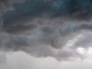 CARTES. Météo : le temps se dégrade, des orages pluvieux parfois violents et de la grêle attendus ce mardi : voici les 30 départements placés en vigilance jaune