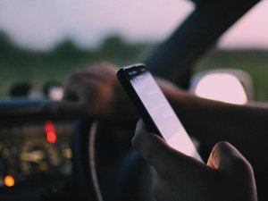 VIDÉO. Votre permis de conduire supprimé à partir du 1er mai si vous téléphonez au volant ? Pas partout, les explications de la police nationale