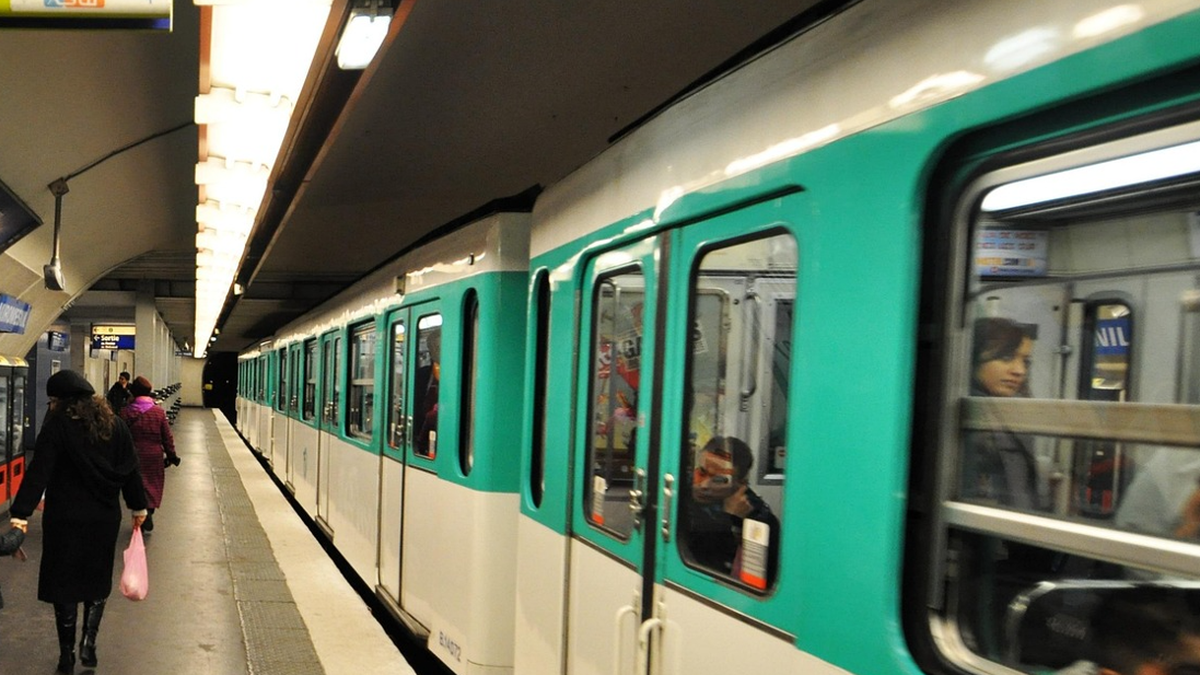 Après des attaques au couteau et au marteau, un adolescent agressé à la machette dans le métro par une bande
