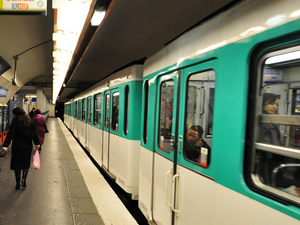 Après des attaques au couteau et au marteau, un adolescent agressé à la machette dans le métro par une bande