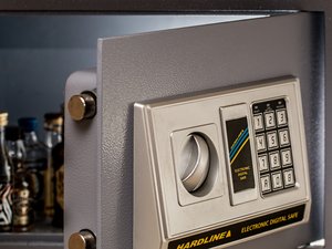 Il met en vente un coffre-fort ayant appartenu à son grand-père, son nouvel acheteur ne s'attendait pas à une telle découverte oubliée dans le compartiment secret