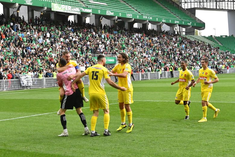 Sébastien Cibois (en rose) et les Ruthénois ont obtenu une qualification aux tirs au but à Geoffroy-Guichard lors de leur entrée en lice en Coupe de France. Cette saison-là , le Raf s'est hissé jusqu'en quart de finale.