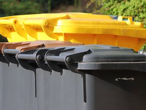 Mécontent de la collecte des ordures ménagères et dans l'espoir de décrocher un travail en attirant l'attention, il renverse des poubelles en pleine rue