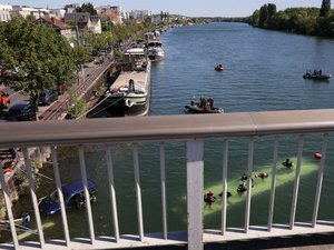Un bus percute un véhicule avant de tomber dans la Seine : ce que l'on sait de ce spectaculaire accident