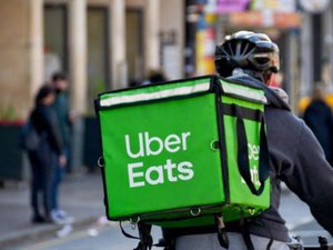 "Il est tout à fait logique de pouvoir s'implanter dans des communes plus rurales" : le service de livraison à domicile Uber Eats a débarqué dans cette commune de l'Aveyron