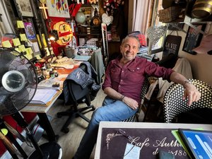 "Un lieu unique et atypique" : la folle année du Villefranchois Olivier Guinou, patron du Café Authié, "le plus vieux de Toulouse"