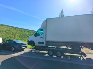 Le champion de la semaine : sur l'autoroute, il tractait un fourgon de plus de trois tonnes sur une remorque improbable et avançait difficilement, il est reparti à pied