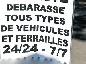 "Débarrasse tous types de véhicules" : prudence face aux épavistes non agréés qui proposent leurs services