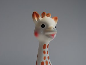 Le fabriquant de Sophie la girafe admet que le jouet français est fabriqué en Chine et risque une amende colossale pour pratique commerciale trompeuse