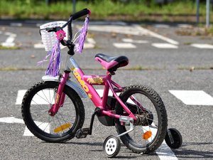 Une enfant de 7 ans à vélo blessée à la jambe par le tir d'une carabine : les soupçons se tournent vers un voisin dont les chiens avaient déjà attaqué la fillette