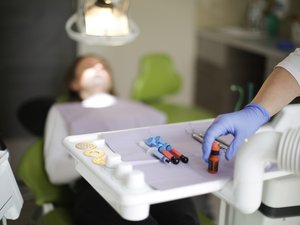 Il a "mutilé la patiente, venue pour un abcès, en enlevant inutilement 16 dents saines" : un dentiste jugé pour des dizaines d'opérations injustifiées et bâclées
