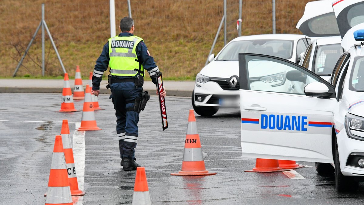 Le flair du chien payant, une voiture qui fait demi-tour pour échapper au contrôle... en cinq jours, deux saisies coup sur coup de cannabis par les douaniers dans les Pyrénées