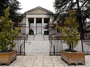 "Vous auriez pu lui demander de rendre l'argent gentiment" : il prétend que son ami d'enfance lui doit de l'argent, il brûle son appartement pour réclamer "ses 200 ¬"