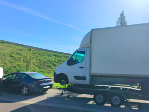 "Une scène surréaliste" sur l'autoroute : défaut d'assurance, surcharge et mise en danger, le conducteur tracte un fourgon de 3,7 tonnes avec sa voiture