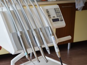 "Arracher, implanter, facturer !": prison ferme, interdiction d'exercer et de territoire, en Lozère, l'ancien dentiste condamné pour des "mutilations" et escroquerie à la Sécurité sociale