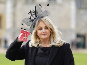 "Les médecins l'ont placée dans un coma artificiel" : l'inquiétant état de santé de la chanteuse Bonnie Tyler, qui devait repartir en tournée