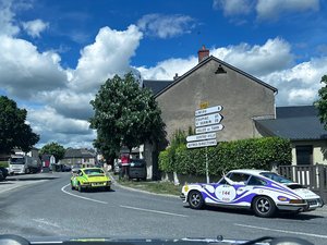 Le Tour de France auto a fait un passage remarqué dans le centre de cette commune de l'Aveyron