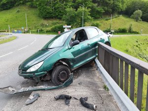 Violente sortie de route en Aveyron : la voiture a failli tomber du pont avec trois jeunes personnes à bord