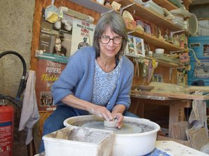 "On me dit que c'est élégant, sobre, beau" : en Aveyron, les poteries de Monique Vives se tournent vers le bonheur
