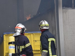 Un bâtiment contenant des motos part en fumée en Aveyron : les pompiers empêchent l'incendie de toucher les habitations autour