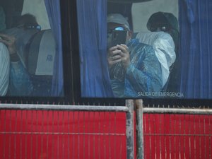Hantavirus : les passagers du bateau de croisière contaminé enfin à quai, un des 5 Français rapatriés présente "des symptômes"