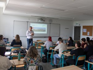 "Il faut aller vers les gens et les accompagner de A à Z" : en Aveyron, l'association Oc'Téha jour la carte de la proximité