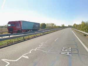 Il tombe en panne sur l'autoroute, sort de sa voiture et la voit se faire pulvériser par un poids lourd